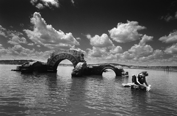 O sertão virou mar: ruínas da Igreja Nova de Canudos no açude de Cocorobó. Foto de Evandro Teixeira.