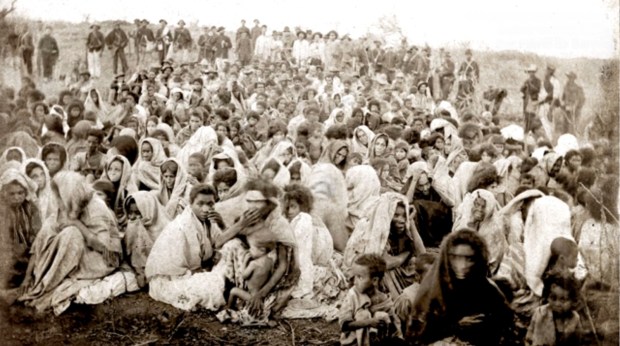 Os sobreviventes em imagem fantasmagórica de Flávio de Barros.